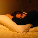 足がむずむずして眠れない時の治し方と簡単な対処法はコレ！